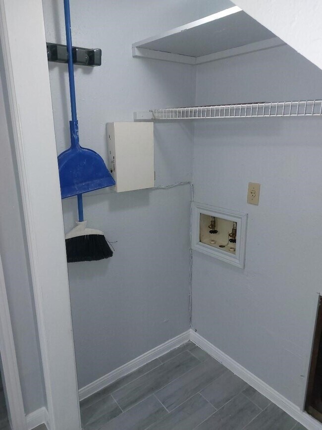 Building Photo - 1846 Hollister St