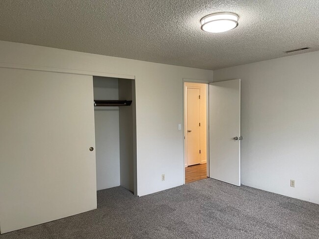 Building Photo - Spacious 3 Bed 2 Bath Home-Located on a Corner Lot in Quiet Neighborhhood