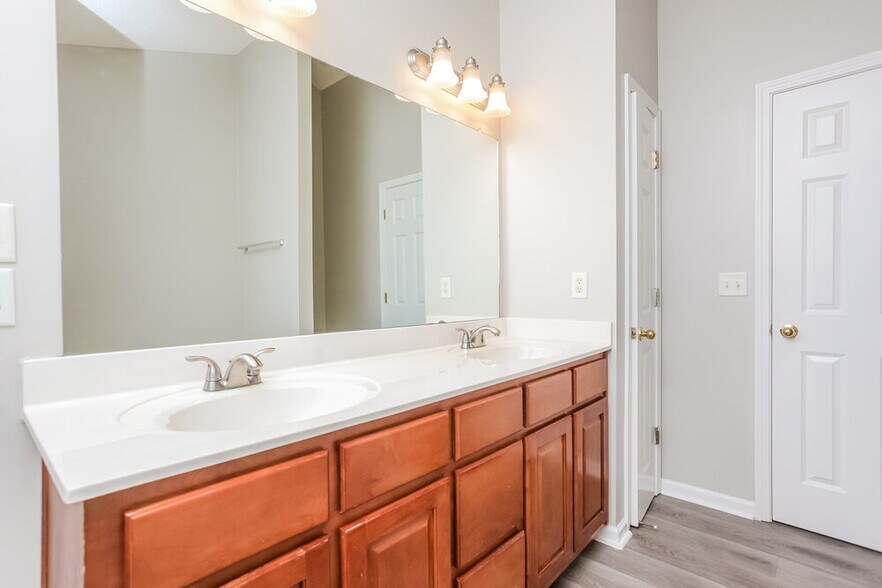 Building Photo - 1812 Cherry Creek Dr