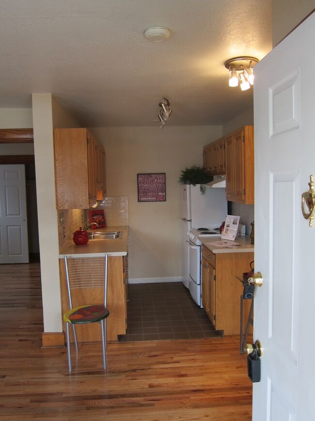 Building Photo - Sunny, Cozy 1 Bedroom Condo - Available fo...