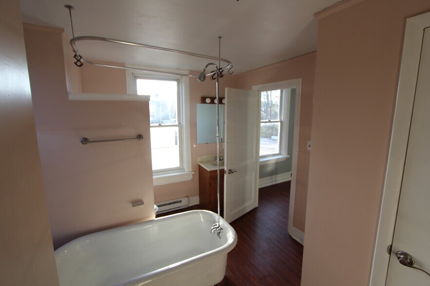 En Suite Bath - 1802 Penn St