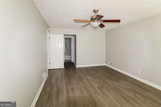 Building Photo - 858 Martin Rd