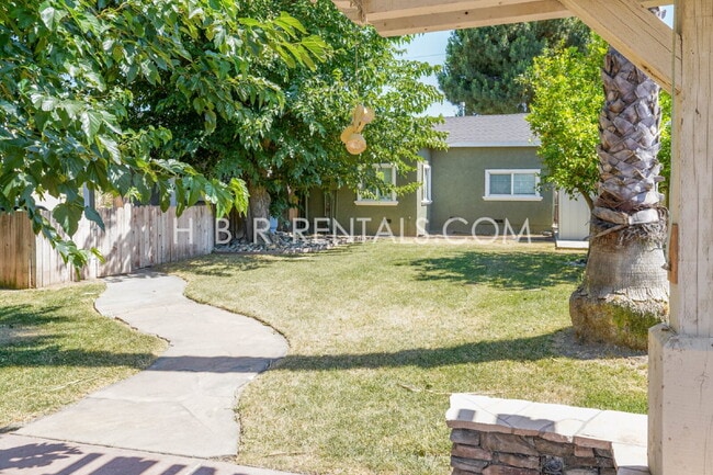Building Photo - Charming 3-Bedroom Haven with 2 Full Baths...