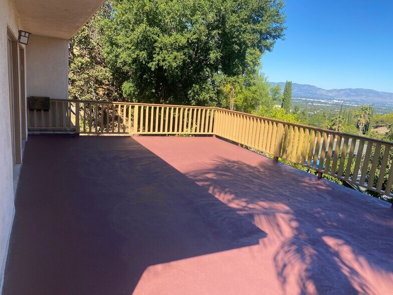 2nd floor deck - 4421 Grimes Pl