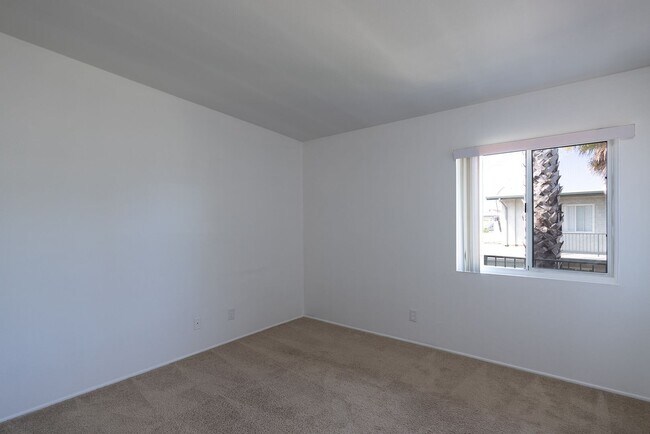 Building Photo - 2 Bedroom + 1 Bathroom Apartment | Oxnard Shores | Unfurnished
