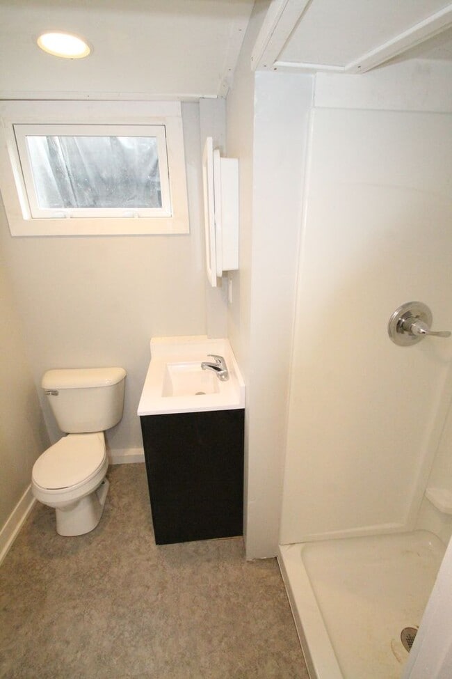 Building Photo - This 4br, 2bth home is for someone who wants way more than they pay for. SO Nice!