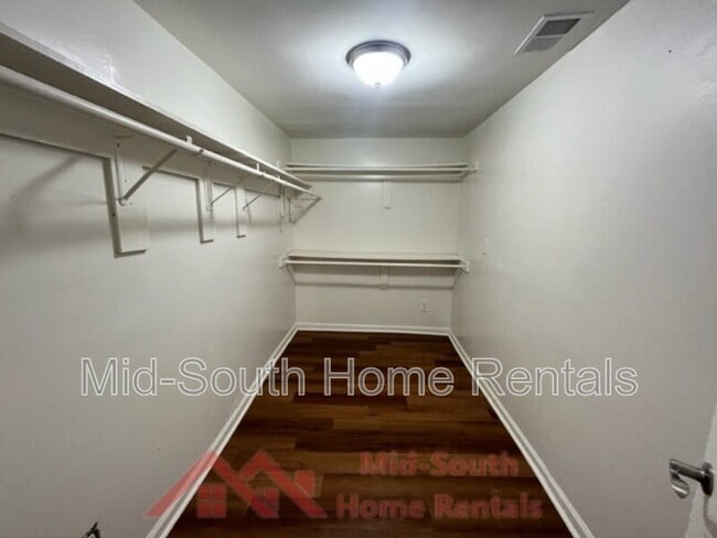 Building Photo - 858 Eyers Rd