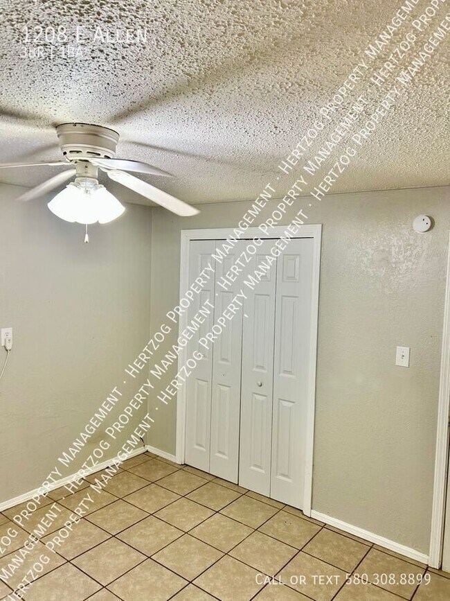 Building Photo - 1208 E Allen-