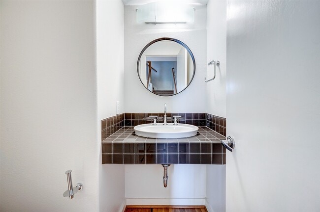 Building Photo - 1729 Reinerman St