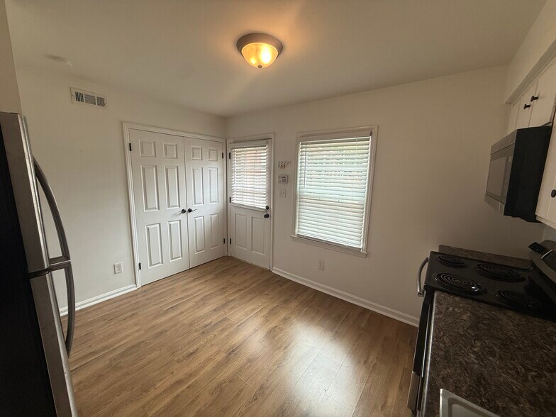 Building Photo - 4640 Old Lantern Way