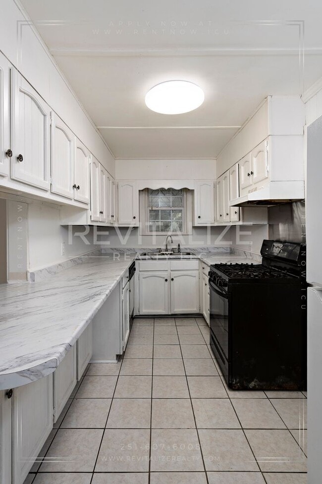 Building Photo - Adorable 3 Bed 2 Bath Cottage with Double ...