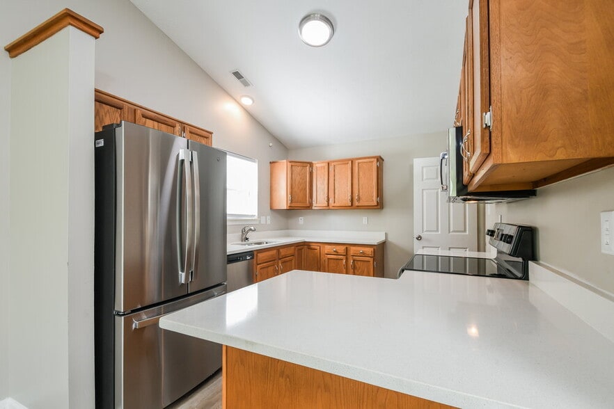 Building Photo - 9695 Claymore Dr