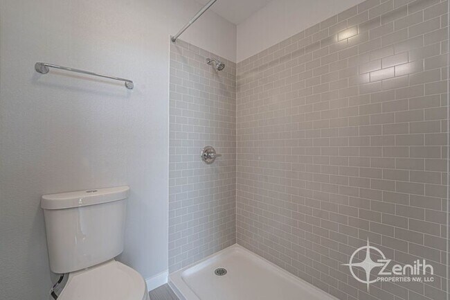 Building Photo - 705 E 39th St