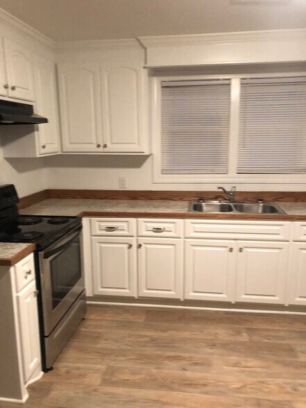 Eat in Kitchen - 1645 Belleville Rd