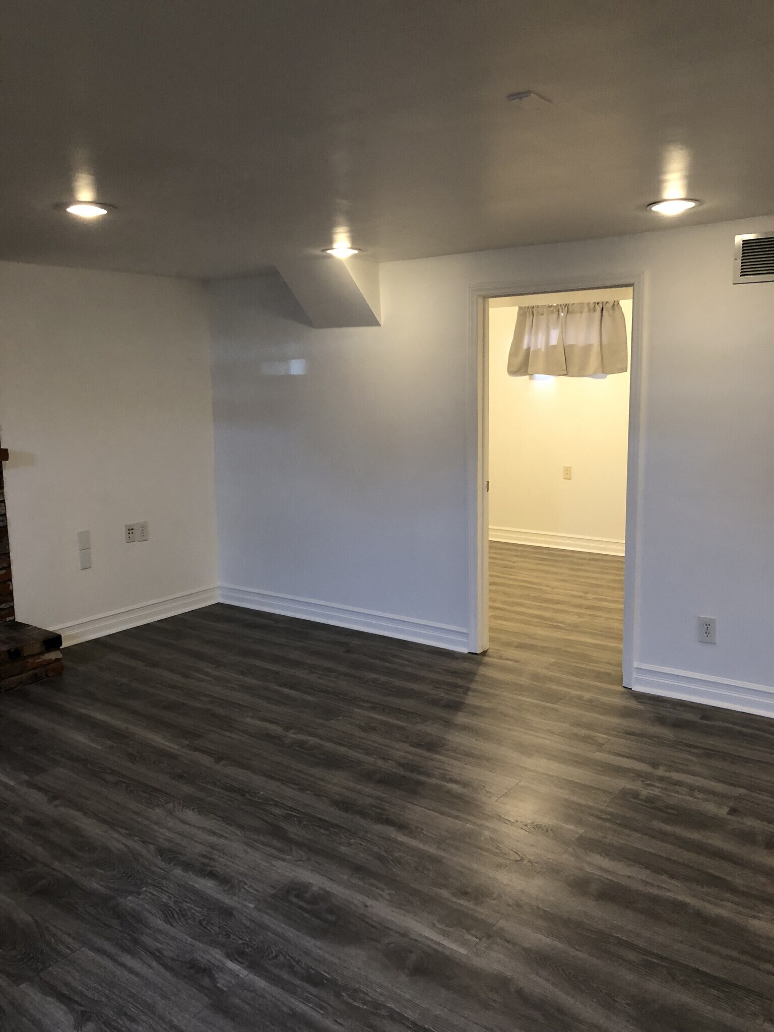 Building Photo - 516 E Wedgewood Ave