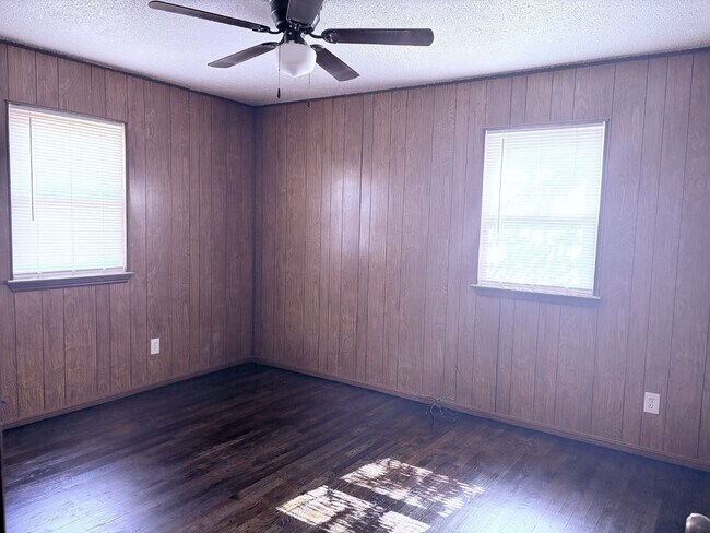 Building Photo - Three bedroom home in South OKC.