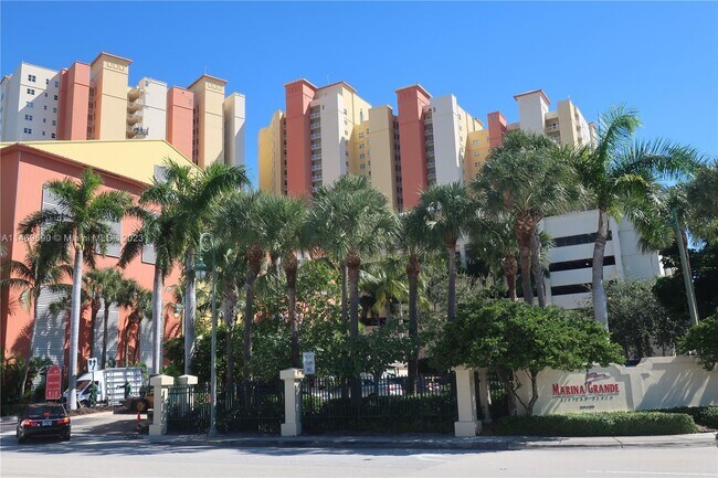 Building Photo - 2650 Lake Shore Dr