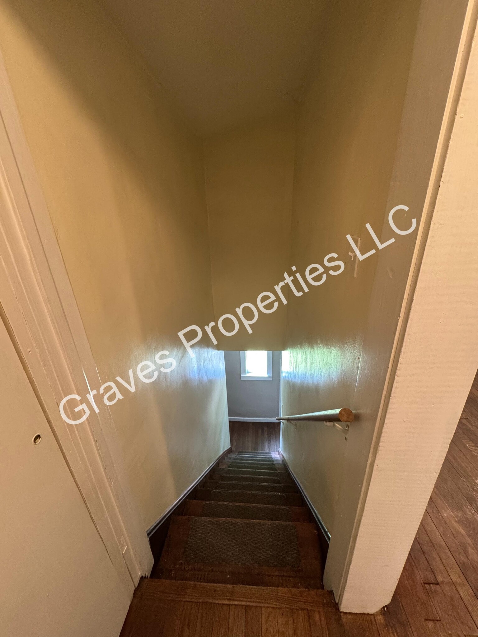 Stairs to 2nd floor - 515 Hillcrest Rd