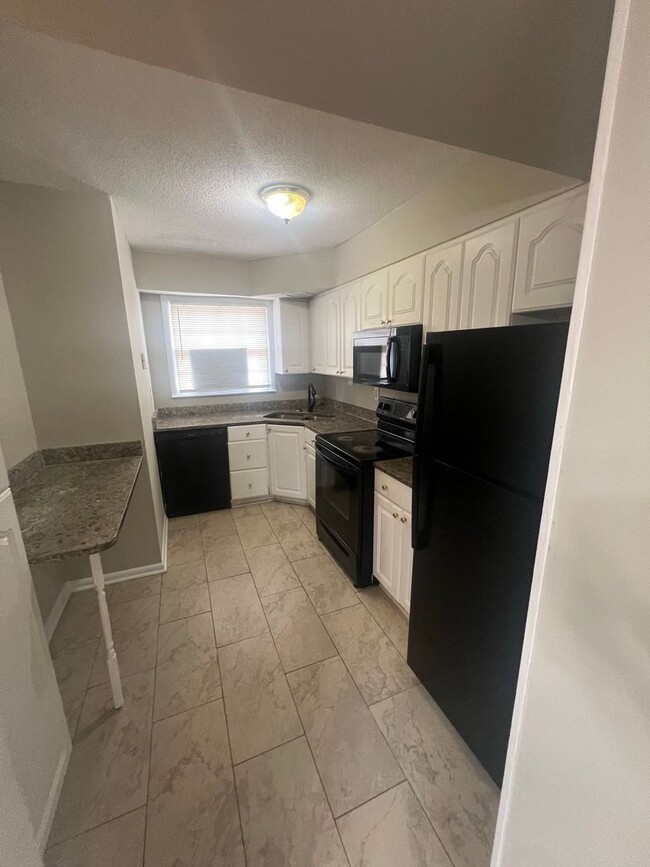Building Photo - READY NOW!! 2 bedroom 1.5 bathroom in Snel...
