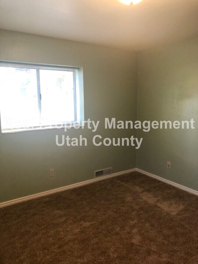 Building Photo - Spacious Lehi Home