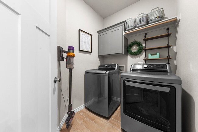 Building Photo - Upscale Living!