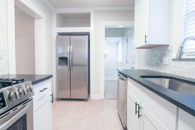 Building Photo - UPDATED & REMODELED 2 Bed 1 bath property ...