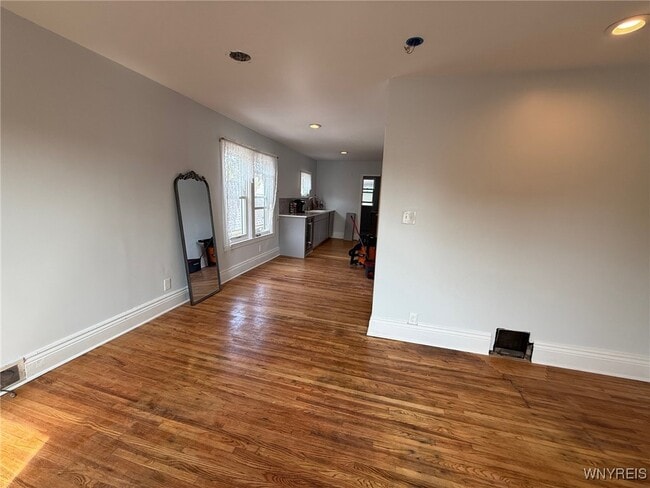 Building Photo - 11 Baynes St