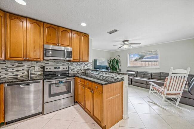 Building Photo - 1242 Wyndcliff Dr