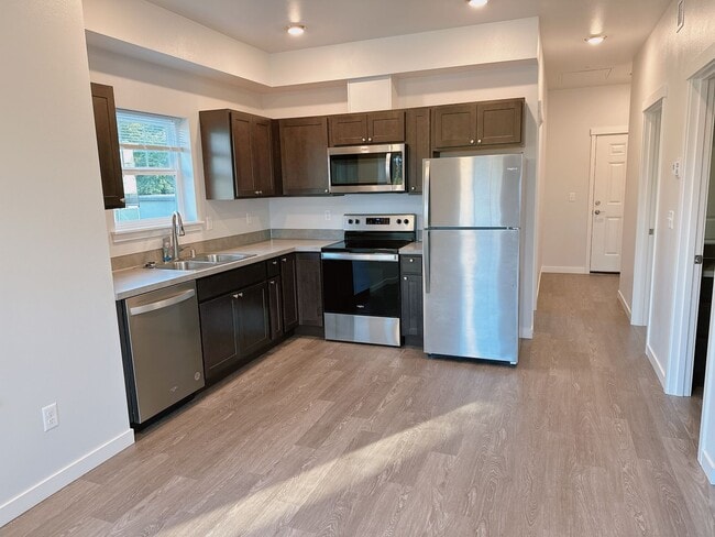 Interior Photo - 600 E Maple St