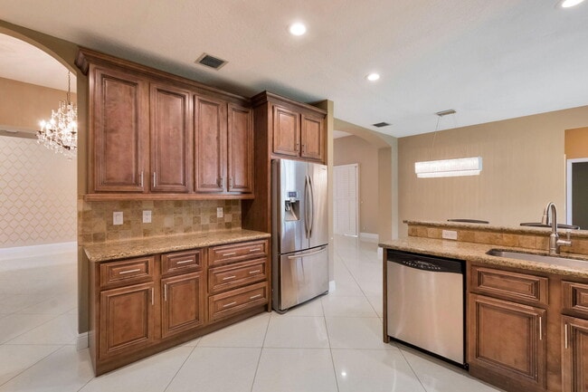 Building Photo - 12372 Cascades Pointe Dr