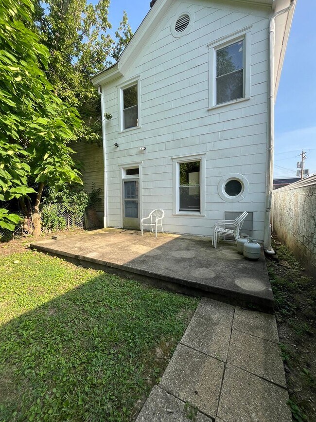 Building Photo - 2106 Lawn Ave