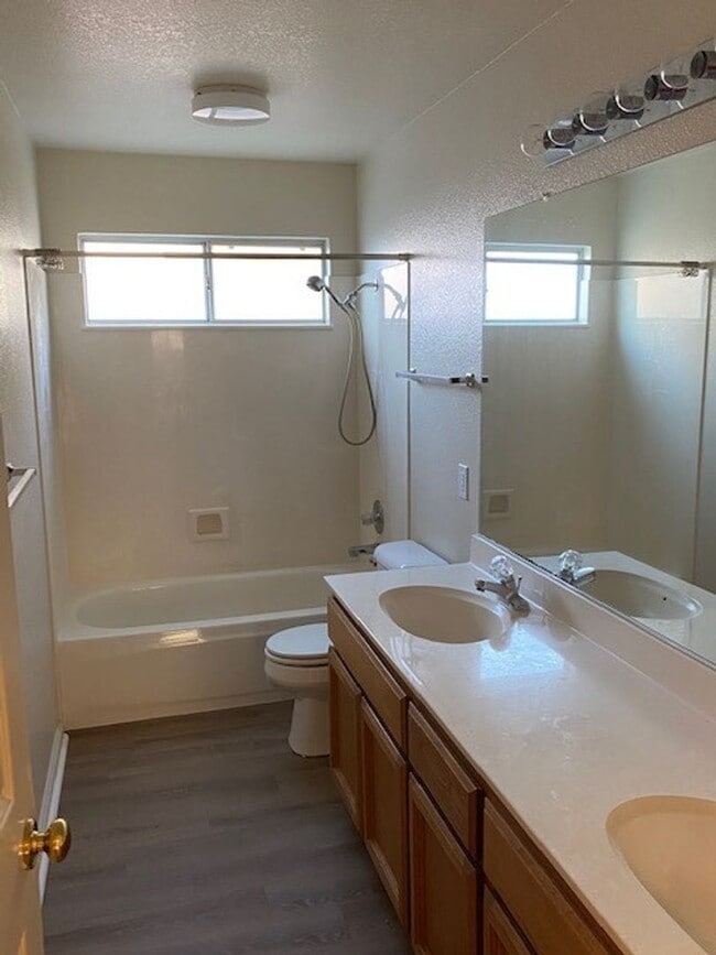 Building Photo - Woodcreek Oaks area 4 bedroom.