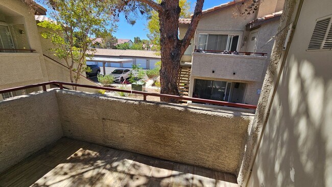 Building Photo - Cute Condo close to the Strip!!!