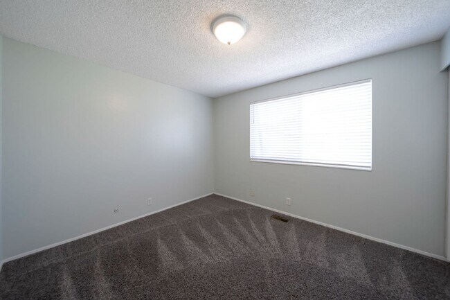 Building Photo - Charming Condo in Meadowbrook Village w 1 ...
