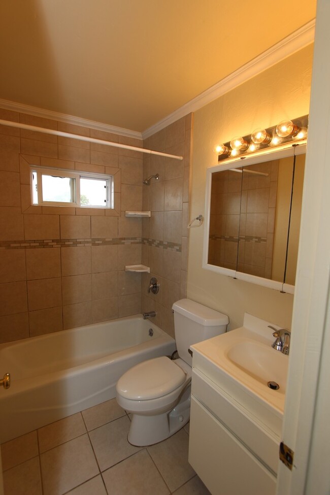 Building Photo - Beautiful 1 bedroom 1 bathroom upstairs ap...