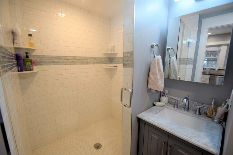 Building Photo - 235 Chestnut Hill Ave