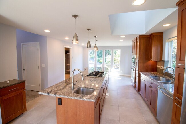 Building Photo - 5Bd/2.5Ba Redmond Home