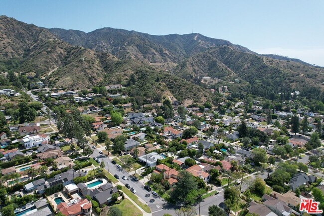 Building Photo - 1861 W Mountain St