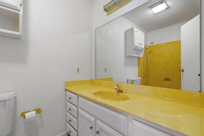 Building Photo - 318 Columbine St