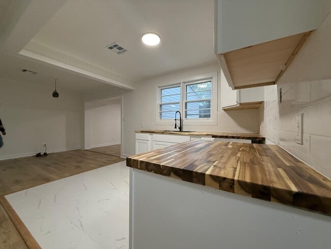 Building Photo - 308 Nottingham Rd