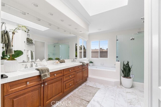 Building Photo - 2562 Woodbury Dr