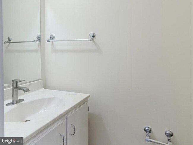 Building Photo - 18 Pond View Dr