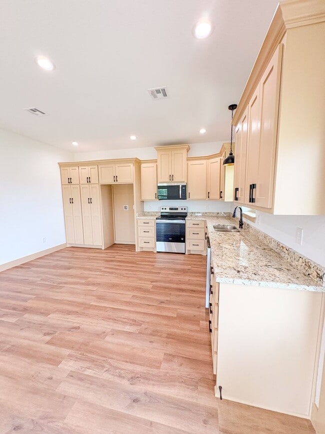 Building Photo - 1105 E Navarro-