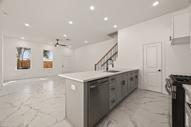 Building Photo - 9332 Waller St