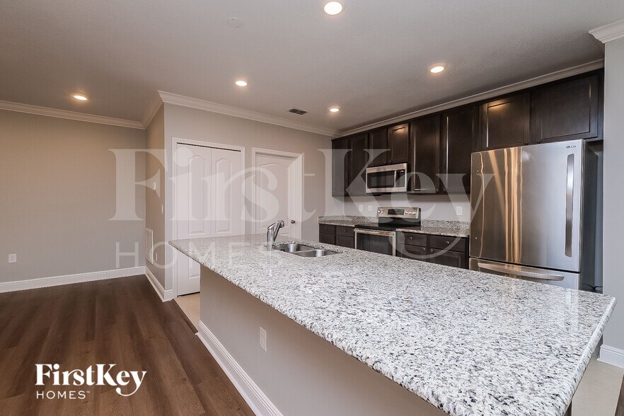 Building Photo - 6177 Kinlock Ave