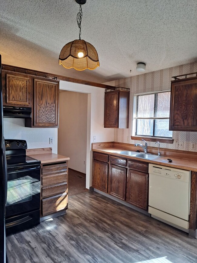 Building Photo - ALL PROSPECTIVE TENANTS MUST SUBMIT A $58 ...