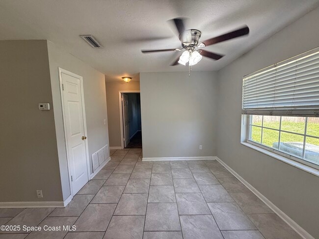 Building Photo - 988 Nicklaus Dr