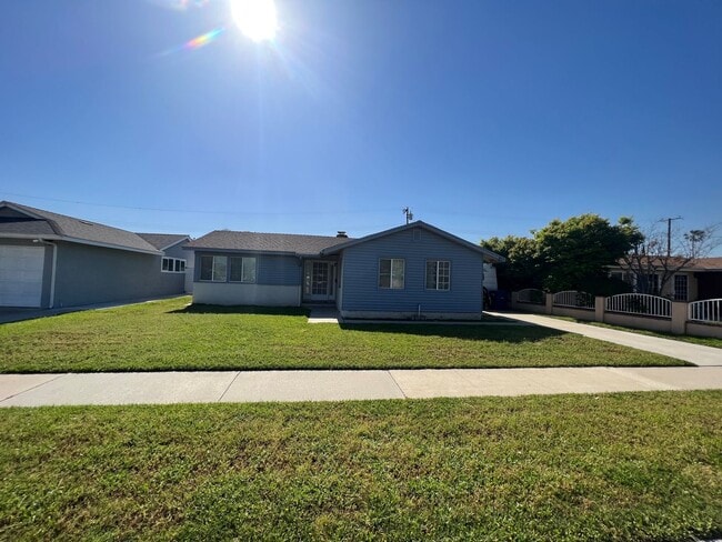 Building Photo - 3 Bed 2 Bath Home!