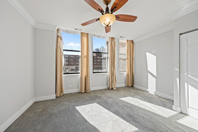 Building Photo - Unique & Extra Spacious Printers Row 1 Bed + Den! Over 900 Sq Ft! Ready for Move In!