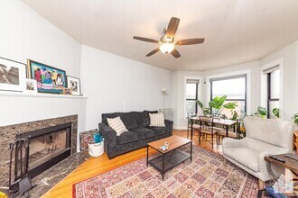 Building Photo - 2 bedroom in Chicago IL 60657